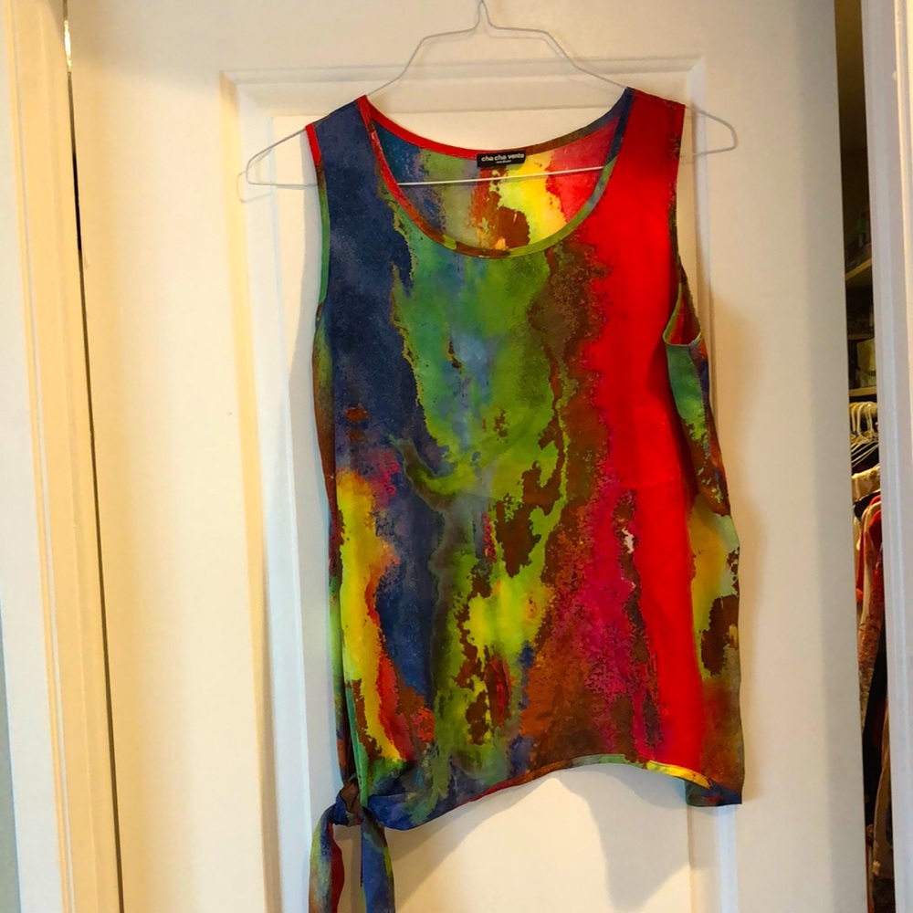 COLORFUL SLEEVELESS TOP.